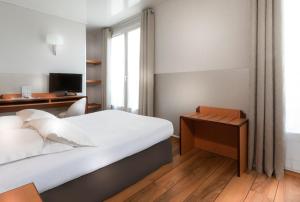 Un pat sau paturi într-o cameră la Hôtel Du Lion