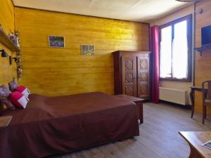 Una cama o camas en una habitación de La maison du lac Chalain