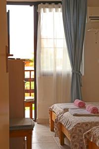 2 camas en una habitación con ventana en Apartments Mira, en Gornji Karin