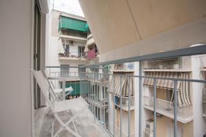 A balcony or terrace at Pretty rooms with shared bathroom in Gold and Blue apartment in safe central area