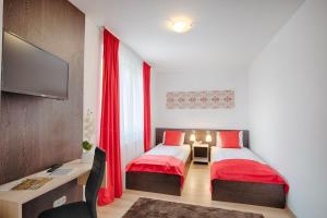Posteľ alebo postele v izbe v ubytovaní Triple M Hotel