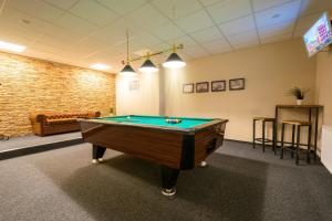Biliár nebo kulečník v ubytování Hotel Wald und See