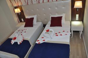 A bed or beds in a room at Kleopatra Micador Otel
