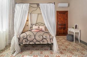 um quarto com uma cama de dossel em Villa Ricci Suites em Lucca