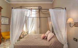 Postel nebo postele na pokoji v ubytování Villa Ricci Suites