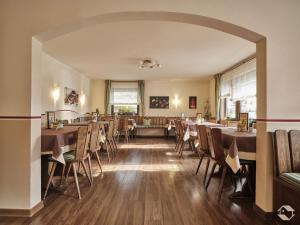 comedor con mesas y sillas en Café-Pension Endehof en Oberprechtal
