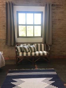 un divano in camera con finestra di Céu da Canastra a Delfinópolis
