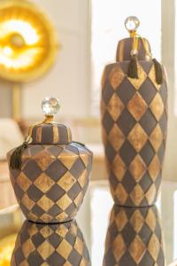 dos jarrones sentados sobre una mesa en Bib Rambla Luxury Apartments, en Granada