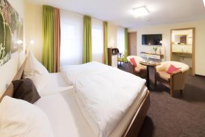 Postel nebo postele na pokoji v ubytování Hotel Garni Vier Jahreszeiten
