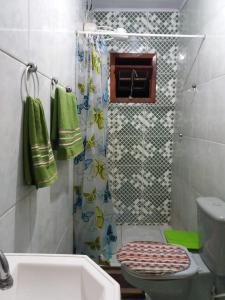 e bagno con doccia, servizi igienici e lavandino. di Centro De Arraial Do Cabo ad Arraial do Cabo