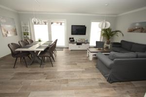 a living room with a table and a couch at Familienfreundliches Ferienhaus in Kröpelin in Kröpelin