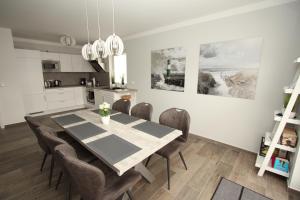 eine Küche und ein Esszimmer mit einem Tisch und Stühlen in der Unterkunft Familienfreundliches Ferienhaus in Kröpelin in Kröpelin