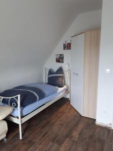 a bedroom with a white bed and a closet at An der Norf 65 bitte beachten Sie die check-in und check-out Zeiten in Neuss