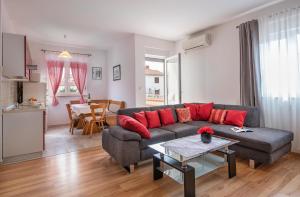 sala de estar con sofá y mesa en Apartment Bordeaux 29, en Rovinj