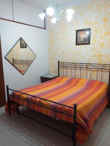 1 dormitorio con 1 cama en una habitación en Appartamento Marina, en Marina di Carrara