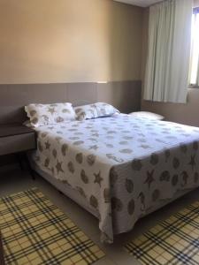 Ліжко або ліжка в номері Carneiros Beach Resort apto 208A