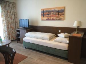 Un pat sau paturi într-o cameră la Appartementhaus Reiterhof