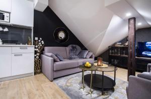 uma sala de estar com um sofá e uma mesa em Note Luxury Apartments em Zagreb