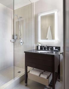 
Ein Badezimmer in der Unterkunft Shelburne Hotel & Suites by Affinia
