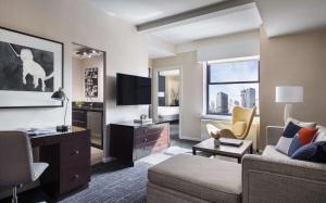 TV a/nebo společenská místnost v ubytování The Shelburne Sonesta New York