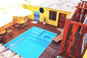 una terraza con vistas a una piscina en Pousada Maravilha de Paraty, en Paraty