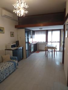 sala de estar con sofá y mesa en Appartamento Marina, en Marina di Carrara