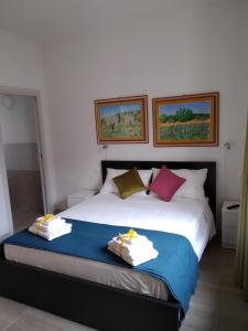 um quarto com uma cama com duas toalhas em ARNO ROOMS VERONA em Verona
