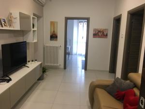 TV a/nebo společenská místnost v ubytování Il profumo dei Sassi Holiday Home