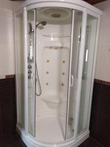 una doccia con una porta in vetro in un bagno di Casa las Niñas a Quintanaedo