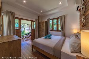 HinkongにあるThe Joy Beach Villasのベッドルーム1室(青い枕付きのベッド1台付)