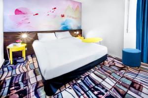 カネ・アン・ルシヨンにあるibis Styles Perpignan Canet En Roussillonのベッドルーム1室(白い大型ベッド1台付)