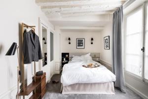 Katil atau katil-katil dalam bilik di Hotel Verneuil Saint Germain