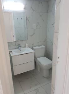 Koupelna v ubytování Larnaka Seaview Luxury Suites + 7 fotografií