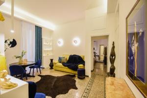 un soggiorno con un divano giallo e un tavolo di Ellie Luxury Apartment a Roma