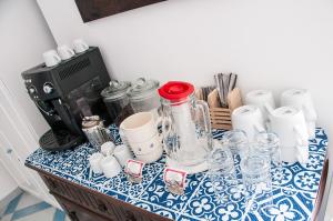 Příslušenství pro přípravu čaje a kávy v ubytování B&B Amalfè