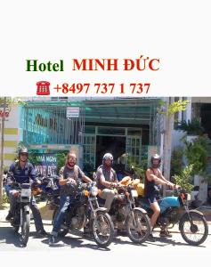 eine Gruppe von Männern auf Motorrädern vor einem Mini-Käfer des Hotels in der Unterkunft Minh Duc Hotel - Phan Rang in Phan Rang
