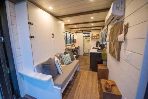 Posezení v ubytování Stillwater House Elegant tiny container home Near Magnolia