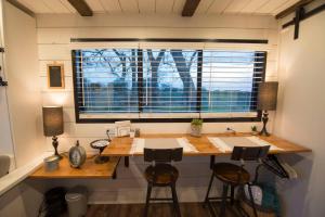 Fotografie z fotogalerie ubytování Stillwater House Elegant tiny container home Near Magnolia v destinaci Waco