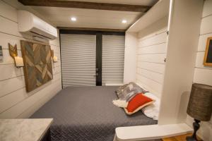 Posezení v ubytování Stillwater House Elegant tiny container home Near Magnolia
