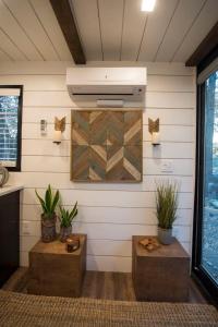 Fotografie z fotogalerie ubytování Stillwater House Elegant tiny container home Near Magnolia v destinaci Waco