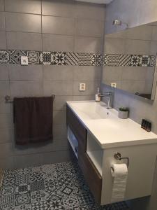 Garden Room and Economy Room的一间浴室