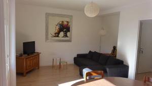 salon z kanapą i słoniem na ścianie w obiekcie Le mimosa w Cassis