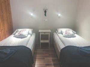 Postel nebo postele na pokoji v ubytování Guesthouse Skálafell