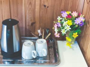 Příslušenství pro přípravu čaje a kávy v ubytování Guesthouse Skálafell