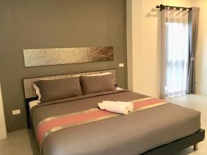 um quarto com uma cama grande com em Tandeaw View em Hua Hin