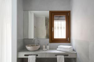 een badkamer met een wastafel en een spiegel bij La casa del Lagar 10 in Sevilla