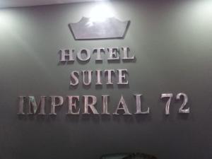 una señal para una suite de hotel imperial en una pared en Hotel Suite Imperial 72, en Barranquilla
