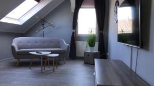sala de estar con sofá y mesa en Stadthaus Edel - Apartment Binz, en Remscheid
