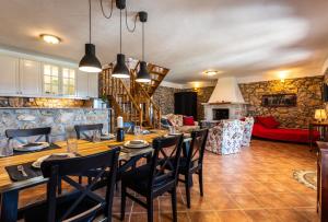 ピネジチにあるVilla Korinaのテーブルと椅子のあるキッチンとリビングルーム