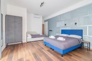 um quarto com uma grande cama azul num quarto em Licia Guest House em Roma